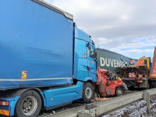 V Čechách sa na diaľnici v smere na Prahu zrazilo 36 áut