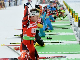 Štafete biatlonistov sa zapáčilo na pódiu pre medailistov