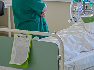 Dráma v nemocnici: Agresívny pacient útočil príborovým nožom