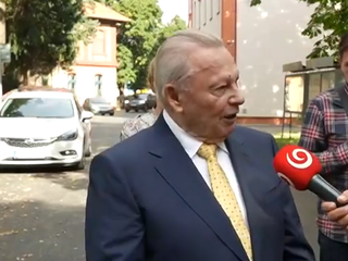 Kto nevolí, nerozhoduje, povedal Rudolf Schuster pred volebnou miestnosťou