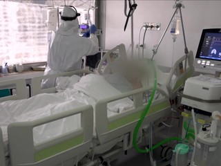 Lekárom opäť hrozí, že budú musieť vyberať, koho nechajú na pľúcnej ventilácii