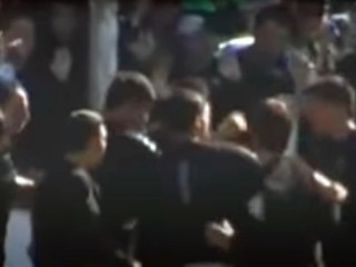 VIDEO: Chcel priaznivcom súpera ukradnúť vlajku, podali si ho hráči a dostal dobre do tela