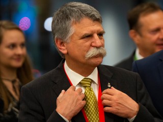 Vstup Švédska do NATO brzdí maďarský predseda parlamentu. Stoltenbergovi poslal odkaz