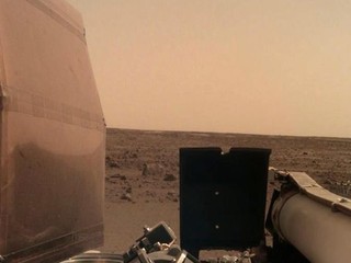 Úspešná operácia NASA. Sonda po pristáti na Marse otvorila panely