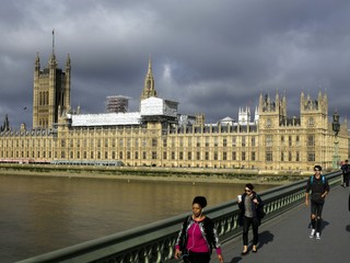 V Londýne vybuchla Satanova matka. Policajti zatkli 18-ročného migranta