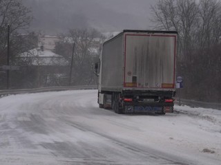 Na celom Slovensku počasie komplikovalo dopravu