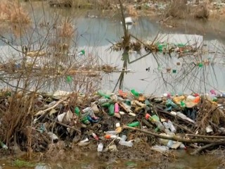 Bobria hrádza je zahádzaná plastami. Stále