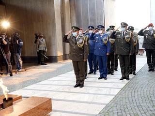 August 1944 je varovaním. Sloboda sa ťažko nadobúda, no ľahko stráca. Oslavy narušili demonštranti
