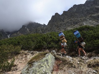 Nosiči si zaspomínali na Petranského. Nosili na chrbte 10 kilogramov nákladu