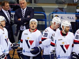 Slovan v bránke s Poggem, Surový začne v treťom útoku