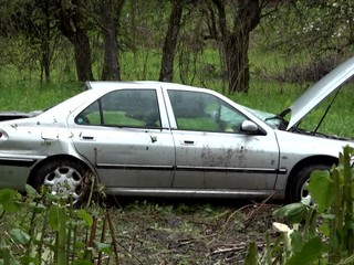 Vodič narazil do stromu a ostal zakliesnený. Okoloidúci ho našiel príliš neskoro