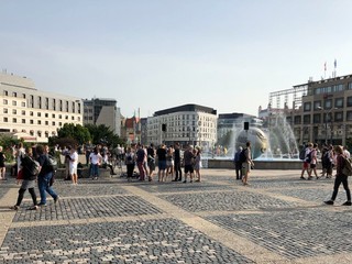 Zhromaždenie za Henryho. Na Hodžovom námestí sa zišli stovky ľudí