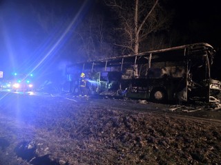 Nočná tragédia pri Liptovskej Osade: Autobus po zrážke začal horieť, vodič neprežil