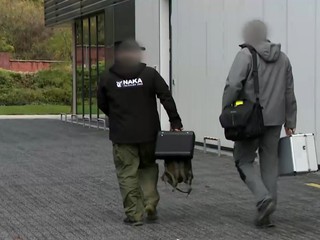 Zásah NAKA v hlavnom meste: Zadržali viacero osôb, zasahovali aj v sídle NDS