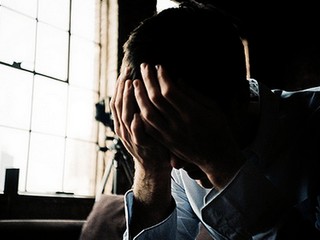 Týral ženu a deti. Hasil na nich cigarety a nútil ich lízať polievku zo steny