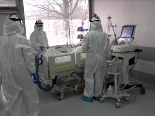 Na Slovensku je voľných iba 20 lôžok s pľúcnou ventiláciou, ochoreniu podľahla aj tehotná neočkovaná žena