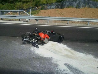 Nehoda pri Kremnici. Hasiči museli motorkára oživovať