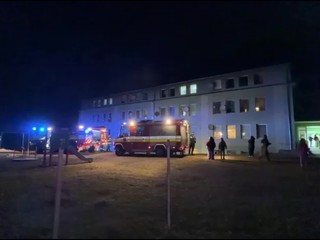 Rozsiahly zásah hasičov v Rudňanoch: Požiar bytovky vyhnal na ulicu stovky ľudí