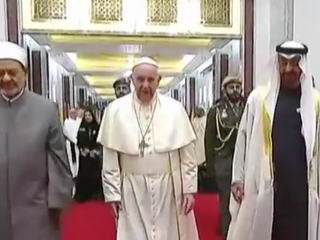 Dve odvážne deti sa dostali cez ochranku k pápežovi. Ten ich obdivuje