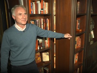 TV JOJ na návšteve u Dana Browna. Ukázal nám knižnicu, v ktorej ukrýva zakázanú literatúru