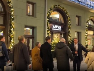 Turisti, alebo mierotvorci? Návšteva Witkoffa v Moskve pripomínala skôr gurmánsky zážitok