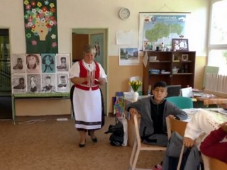 Učiteľka v Humennom uctieva tradície. Učí v kroji