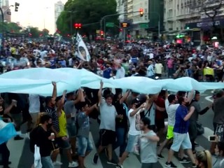 Maradonu už pochovali pri rodičoch na okraji Buenos Aires