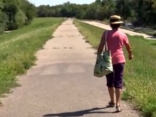 Muž požiadal ženu o cigaretu. Tá si všimla, že je obnažený. Okrem väzenia za exhibicionizmus dostal aj peňažný trest