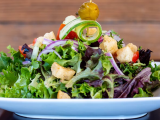 Hľadáte chutný dresing, ktorý sa bude hodiť ku každému šalátu? Hitom je práve tento od známej Slovenky