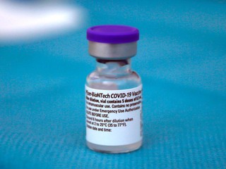 Po očkovaní od Pfizer/BionTech sa objavila u mladých mužov myokarditída. Súvisia prípady s vakcínou?