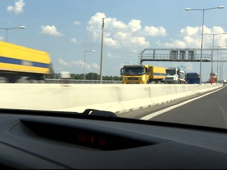 Muž sa po bratislavskej diaľnici prevážal na kolobežke. Polícia po ňom už pátra