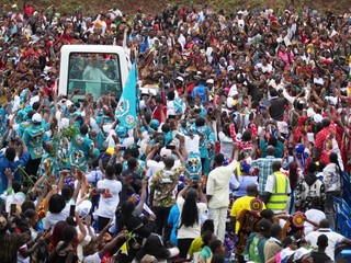 Pápež v Afrike: Ide tam, kde ľudia trpia vojnou či nepokojmi. Jeho cesta má silné posolstvo