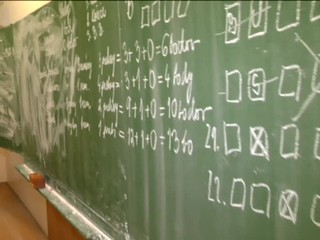 Z domácnosti v Snine zmizli stovky eur. Podľa rodičov ich syn dával starším spolužiakom