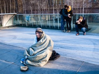 Rodina vzala na noc domov bezdomovca. Druhý deň odmietal odísť