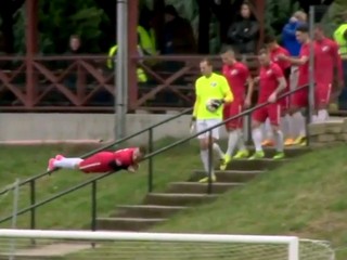 VIDEO: Takto ste futbalistu ešte nevideli prichádzať na trávnik