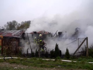 Záhradnú chatku pohltili plamene. Majiteľ prišiel o život