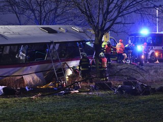 Deň PO. Tragédiu autobusu pri Prahe pripomínajú už len sviečky