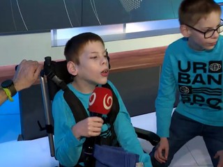 Darované Vianoce TV JOJ: Dvojičkám Jarkovi a Paľkovi sa splnil sen, na jeden deň sa stali súčasťou JOJky