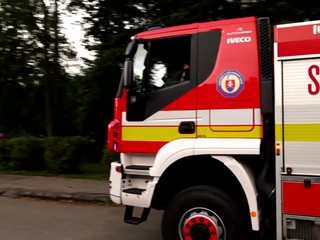 V bytovke začalo horieť. Ľudia vybiehali z bytov, niekoľko poschodí sa napĺňalo dymom