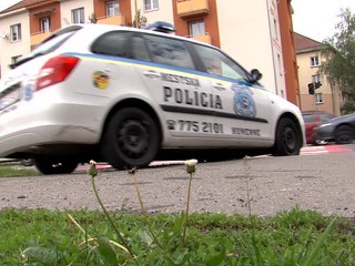 Mŕtvy muž ležal v záhrade neďaleko železničnej stanice