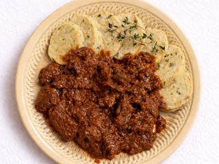 Divinový guláš s karlovarskými knedľami a džemovou omáčkou