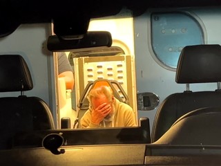 Konflikt mužov bez domova vyvrcholil bitkou. Jeden z nich po kopancoch do hlavy upadol do bezvedomia