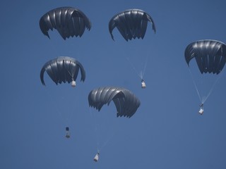 Do Gazy zhodili 25 ton humanitárnej pomoci, organizácie varujú, že to nestačí