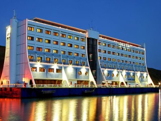 Prvý plávajúci hotel sveta stíhala jedna katastrofa za druhou: Skončil ako vrak v Severnej Kórei