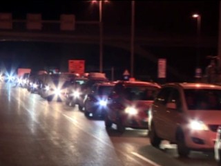 Cesta na Ukrajinu môže trvať hodiny. Tvoria sa kilometrové kolóny