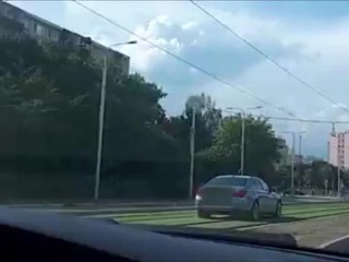 VIDEO: Luxusné auto sa hralo na električku