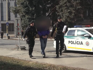 Vianočný vankúš ako zbraň: Žena sa bránila lampou, jej mužovi hrozí doživotie