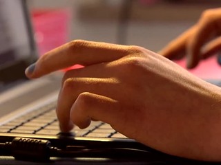 Európska únia chce na internete chrániť každú členskú krajinu pred dezinformáciami rovnako. Pripravuje zásadné pravidlá