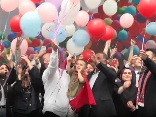 Ich synček vyhral boj nad leukémiou. Báli sa, že to nemajú s kým osláviť, ale prišli tisícky ľudí