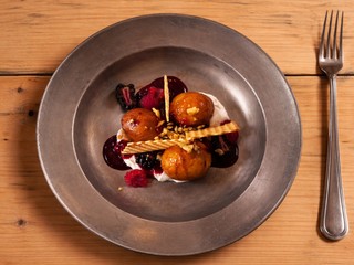 Šišky s vínnym cestom, slivkami a sirupom z černíc